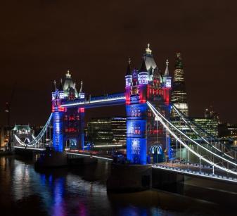 ロンドンを象徴するタワーブリッジに、エネルギー効率に優れた最先端LED照明システムを設置